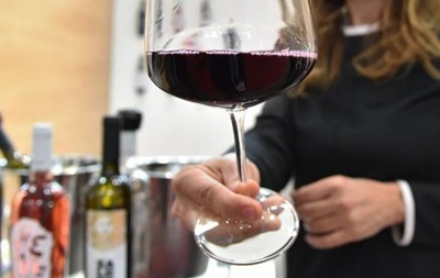 Півкелиха вина за день збільшує ризик раку грудей - вчені