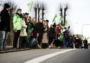 В ответ на массовый локаут тысячи учителей в Дании выстроились в 35-километровую живую цепь