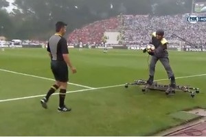 Як у кіно: в Португалії перед початком матчу м яч судді доставили дроном
