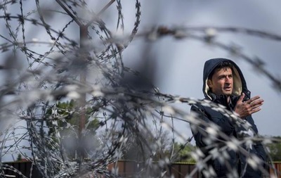 Угорщина тримає понад 250 біженців за колючим дротом