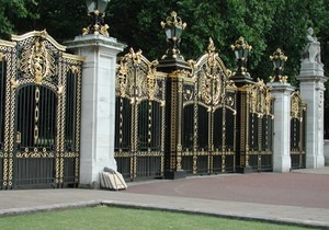 Возле Букингемского дворца нашли останки поклонника Елизаветы II