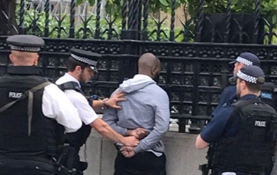 У британского парламента задержали мужчину с ножом