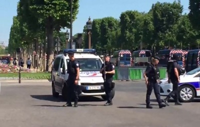У Парижі автомобіль протаранив поліцейський фургон