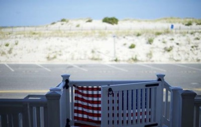 Губернатор Нью-Джерсі відпочив на закритому ним же пляжі