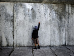Сегодня - 48-я годовщина начала строительства Берлинской стены