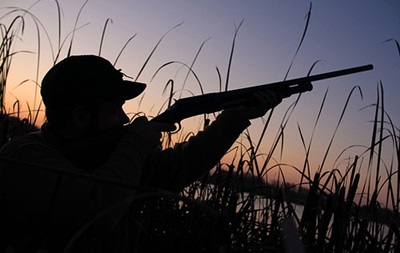 На Львівщині чоловік під час полювання випадково застрелив батька