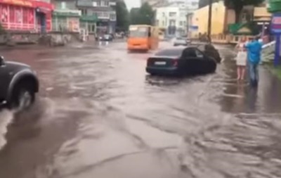Центр Ровно затопило из-за мощного ливня