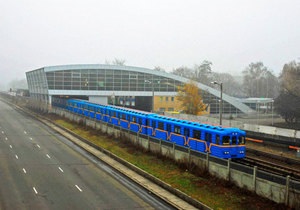В киевском метро задержали двух девушек, которые катались между вагонами
