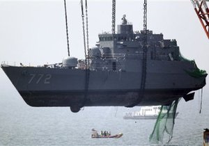 В носовой части затонувшего южнокорейского корабля обнаружили тело моряка