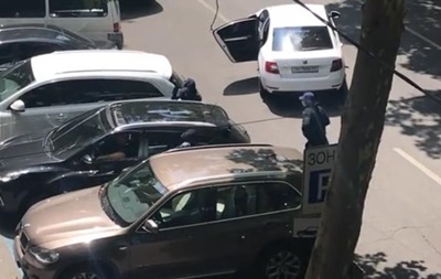 В Одессе со стрельбой ограбили авто