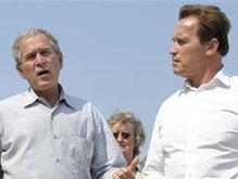 Буш и Шварценеггер пролетели над горящей Калифорнией