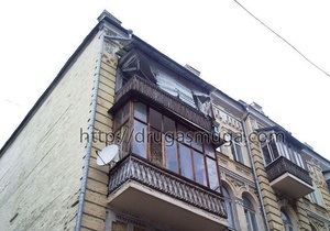 Обрушившийся в центре Киева балкон повредил несколько иномарок