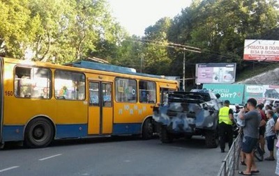 У Тернополі броньовик зіткнувся з тролейбусом