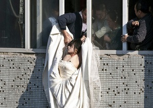 Фотогалерея: Свадьбы не будет. Китаянка в подвенечном платье предприняла попытку самоубийства