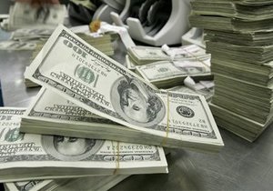 Долларов в обменниках Беларуси не будет минимум до июля - Лукашенко
