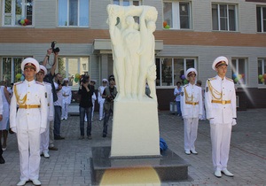 В Донецке появился памятник Отцам