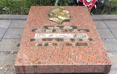 Во Львове вандалы повредили надгробие на Холме Славы