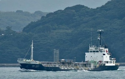 У Японії затонули дві баржі