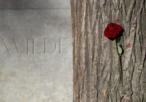 Памятник на могиле Оскара Уайльда защитили от губной помады