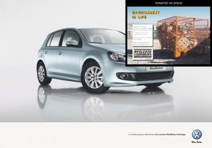 Volkswagen разрешил защитникам природы заклеить свою рекламу в Африке
