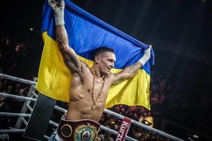 Усик вернулся в Украину после победы над Хуком