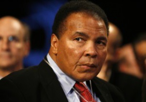 Легендарный боксер Мохаммед Али находится при смерти