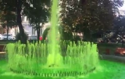 На київському Подолі буяє фонтан із зеленою водою