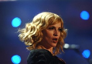 Мадонна назвала недовольных фанатов в Париже головорезами