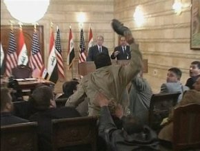 В Багдаде судят журналиста, бросившего ботинки в Буша