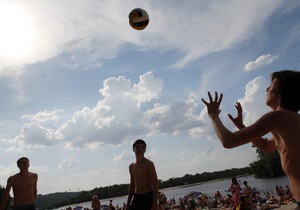 Киевская СЭС разрешила купаться на двух пляжах в Гидропарке