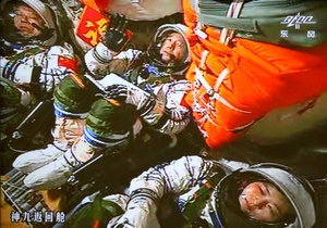 Китайский космический корабль пристыковался к станции