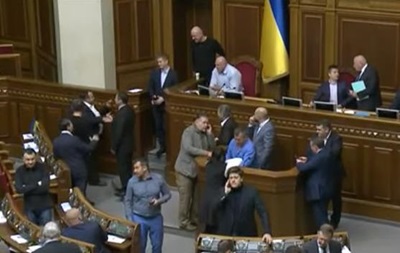 Депутаты из БПП заблокировали трибуну Рады