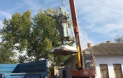 В Одеській області демонтували пам ятники Леніну і Калініну