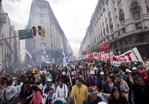 В Аргентине десятки тысяч человек протестуют против переизбрания президента на третий срок