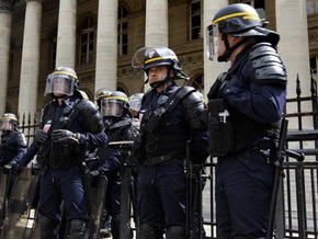 Во Франции из-за смерти юноши в полицейском участке возникли массовые беспорядки