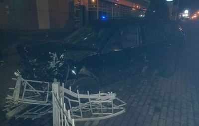 В Ровно машина влетела в остановку общественного транспорта