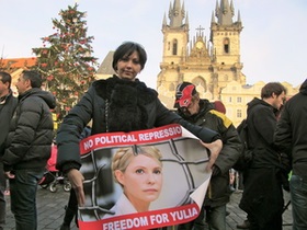 На Эйфелевой башне в Париже, а также в Праге и Амстердаме появились баннеры с изображением Тимошенко