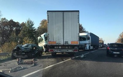 На Львівщині загинув водій легкової машини, в їхавши у вантажівку