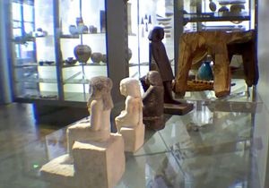 В британском музее камера зафиксировала самостоятельное движение статуи бога Осириса