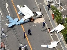 В Японии самолет упал на оживленный перекресток