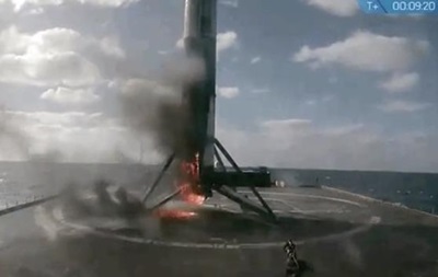 ЗМІ: Ракета Falcon загорілася під час приземлення