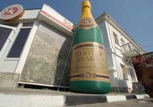 В Крыму наполнили самый большой в мире бокал шампанского
