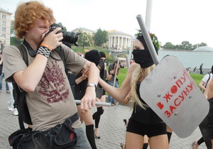 Фотогалерея: Спецназ на каблуках. FEMEN встал на защиту свободы слова