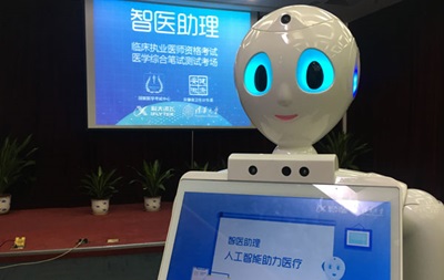У Китаї робот здав іспит лікаря