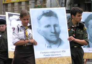 Суд обязал Симоненко опровергнуть клевету о награждении Шухевича Гитлером