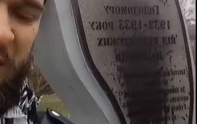 В Конотопе вандалы испортили памятник жертвам Голодомора