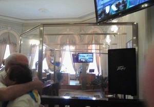 В зале суда, где начали слушать дело Тимошенко, установлен стеклянный бокс для подсудимых