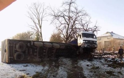 Во Львовской области перевернулась фура, столкнувшись с легковым авто