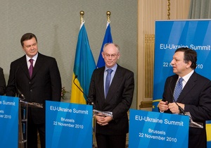 Ъ: Перед началом пресс-конференции Януковича и лидеров ЕС обвалился баннер с символикой Евросоюза