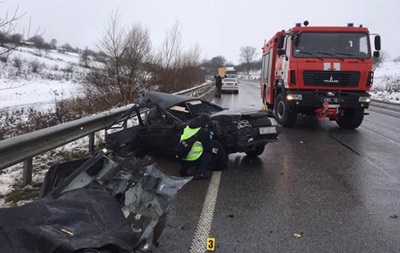 У Рівненській області легковик врізався в автобус, є жертви